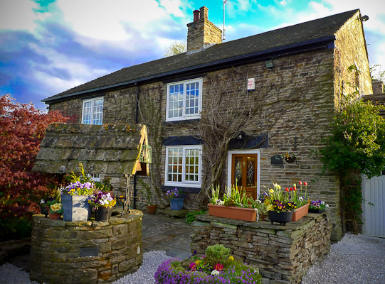 The picture-postcard cottage of our friends Julie & Stuart
